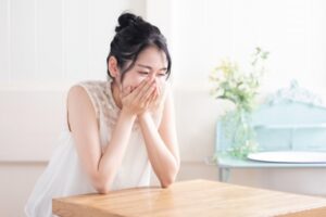 寝起き頭痛にさらに吐き気がして気持ち悪い