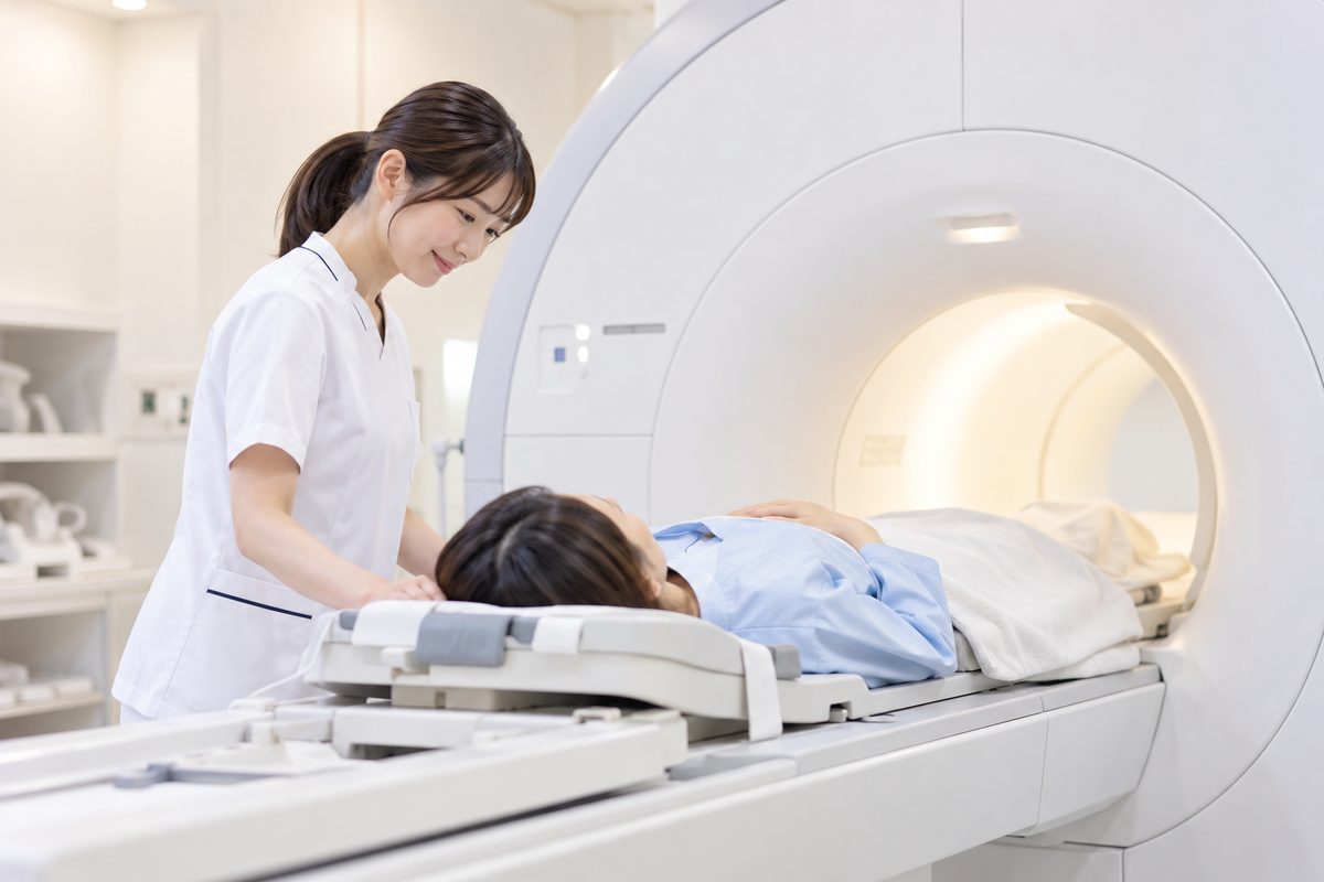 クリニックのMRI検査室で検査を受ける患者